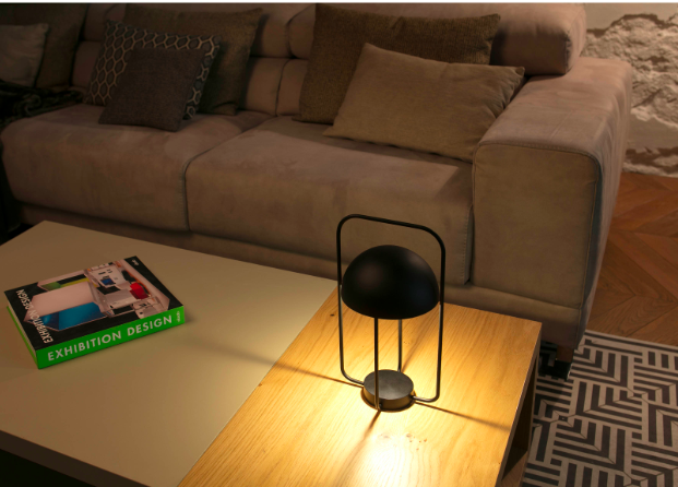 Lampe à poser portable JELLYFISH Led dimmable noir et or en métal par Nahtrang Lampe à poser portable JELLYFISH Led dimmable noir et or en métal par Nahtrang
