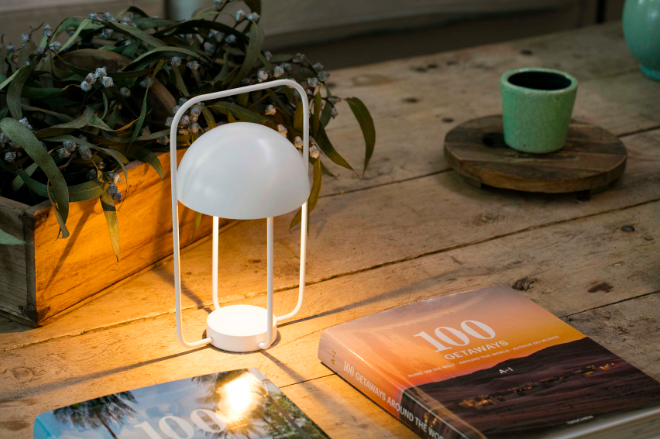 Lampe à poser portable JELLYFISH Led dimmable noir et or en métal par Nahtrang Lampe à poser portable JELLYFISH Led dimmable noir et or en métal par Nahtrang