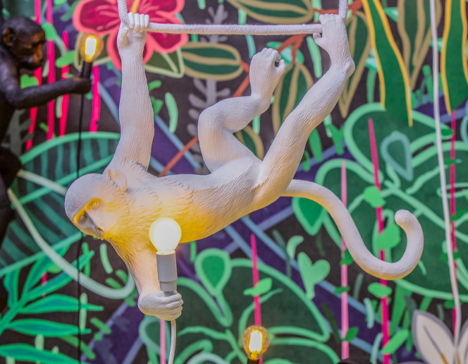 Suspension the Monkey SWING en résine blanc par Seletti x MARCANTONIO