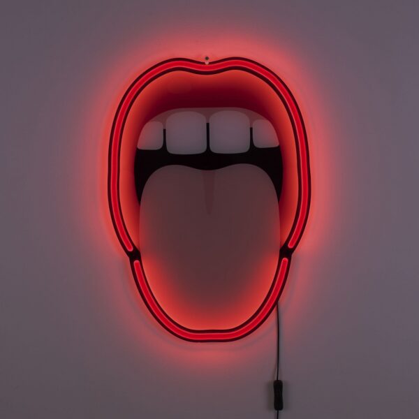 Applique Néon Tongue en forme de bouche avec langue pour un design tendance par Studio Job X Seletti