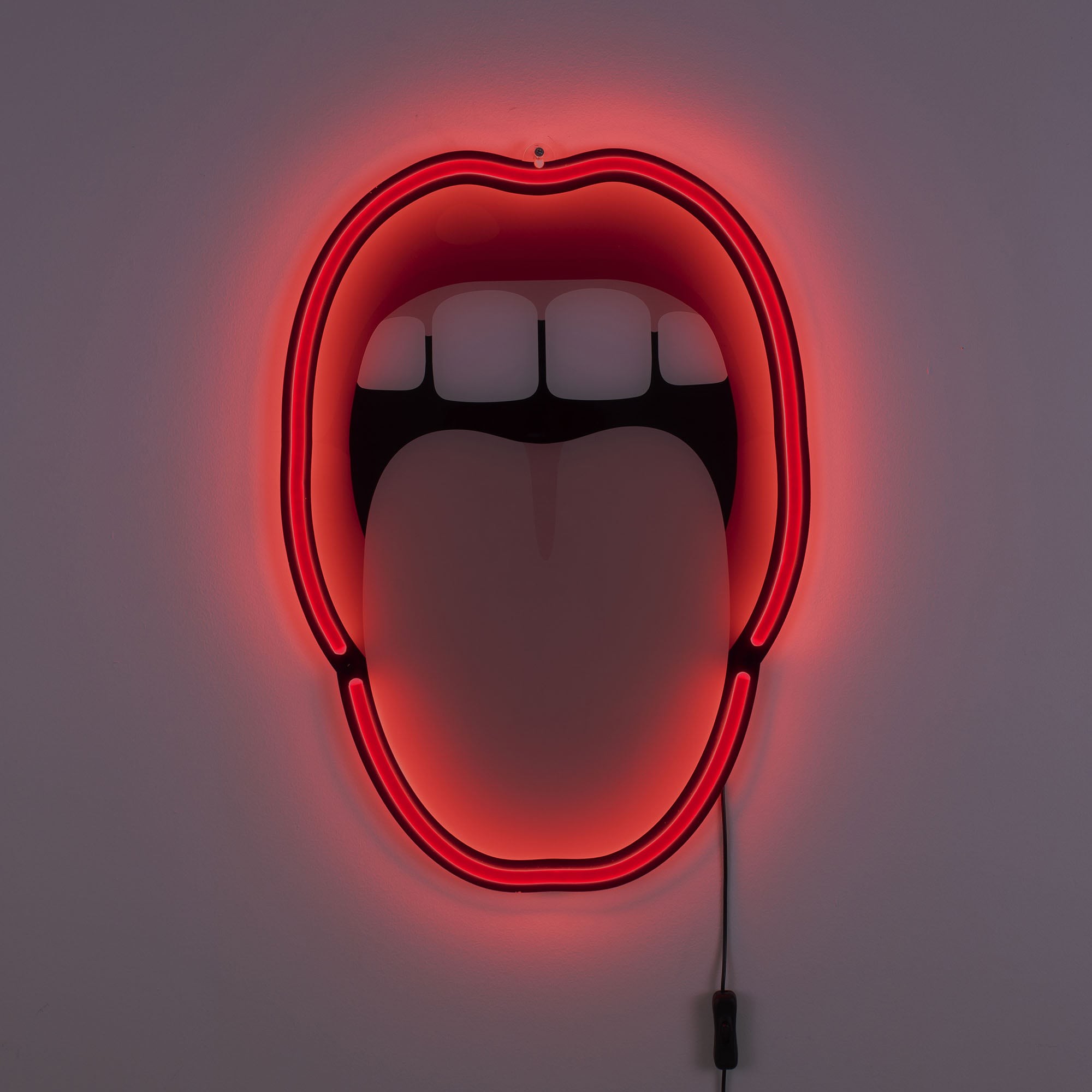 Applique Néon Tongue en forme de bouche avec langue pour un design tendance par Studio Job X Seletti