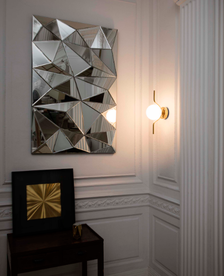 Applique murale Le Vita en aluminium avec finition en laiton pour un design chic par Nahtrang.