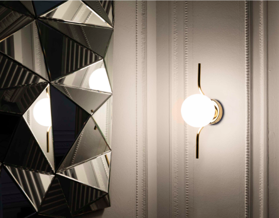Applique murale Le Vita en aluminium avec finition en laiton pour un design chic par Nahtrang. Applique murale Le Vita en aluminium avec finition en laiton pour un design chic par Nahtrang.