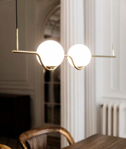 Suspension Le Vita horizontal en aluminium avec finition en laiton pour un design chic par Nahtrang