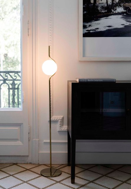 Lampadaire Le Vita en aluminium avec finition en laiton pour un design chic par Nahtrang