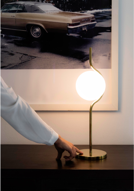 Lampe à poser Le Vita en aluminium avec finition en laiton pour un design chic par Nahtrang Lampe à poser Le Vita en aluminium avec finition en laiton pour un design chic par Nahtrang