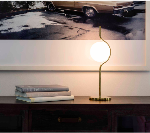 Lampe à poser Le Vita en aluminium avec finition en laiton pour un design chic par Nahtrang