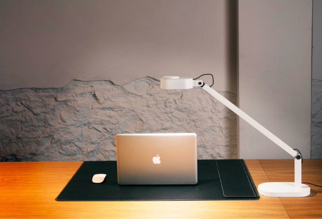 Lampe à poser réglable Inviting LED en aluminium par Bohman&Folenius Lampe à poser réglable Inviting LED en aluminium par Bohman&Folenius