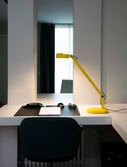 Lampe à poser réglable Inviting LED en aluminium par Bohman&Folenius Lampe à poser réglable Inviting LED en aluminium par Bohman&Folenius