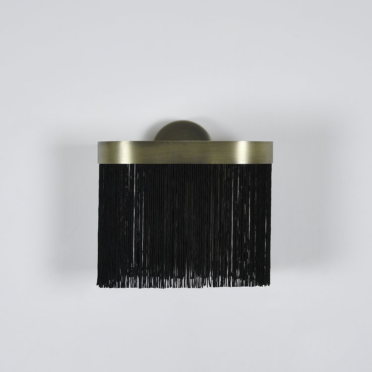 Applique murale GALON L en acier laitonné avec franges par Guillaume Delvigne X Eno studio Applique murale GALON L en acier laitonné avec franges par Guillaume Delvigne X Eno studio