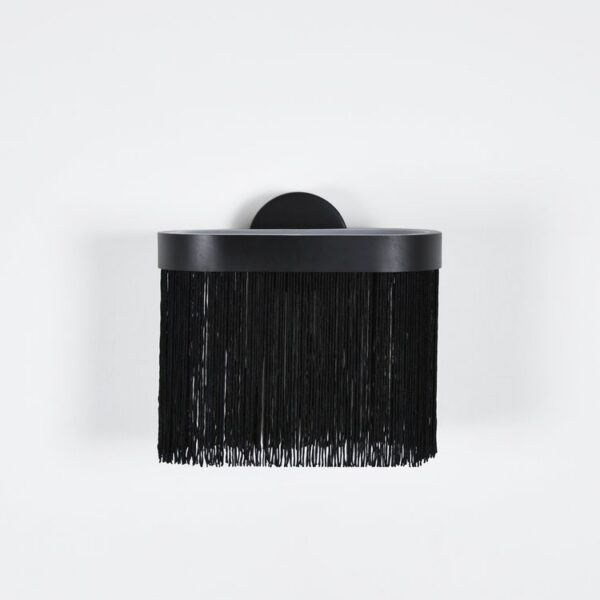 Applique murale GALON L en acier noir avec franges par Guillaume Delvigne X Eno studio