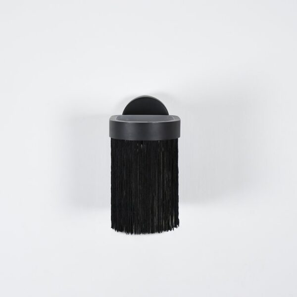 Applique murale GALON M en acier noir avec franges par Guillaume Delvigne X Eno studio