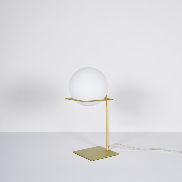 Lampe à poser GIN en acier laitonné et verre soufflé opaline par Eno studio