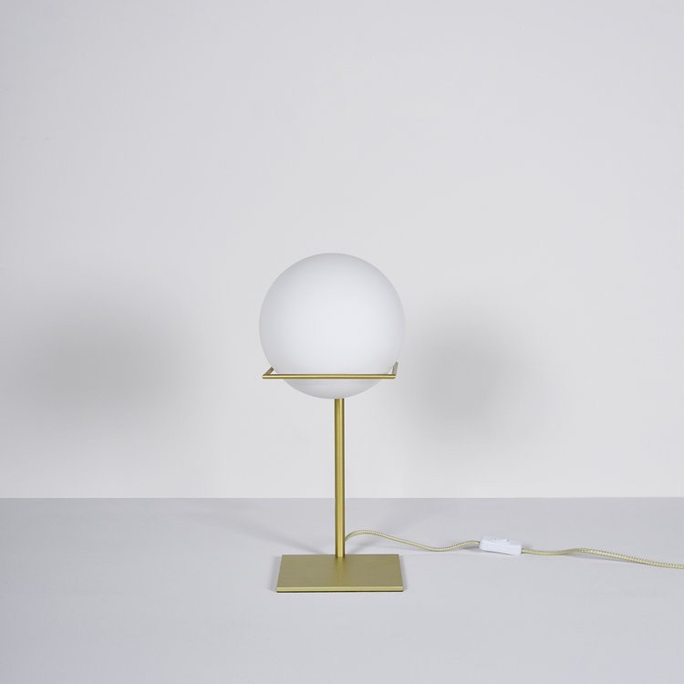 Lampe à poser GIN en acier laitonné et verre soufflé opaline par Eno studio Lampe à poser GIN en acier laitonné et verre soufflé opaline par Eno studio