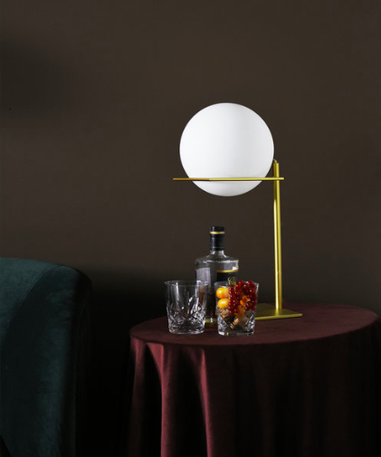 Lampe à poser GIN en acier laitonné et verre soufflé opaline par Eno studio Lampe à poser GIN en acier laitonné et verre soufflé opaline par Eno studio