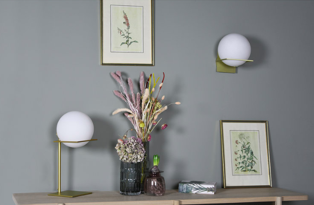 Lampe à poser GIN en acier laitonné et verre soufflé opaline par Eno studio Lampe à poser GIN en acier laitonné et verre soufflé opaline par Eno studio