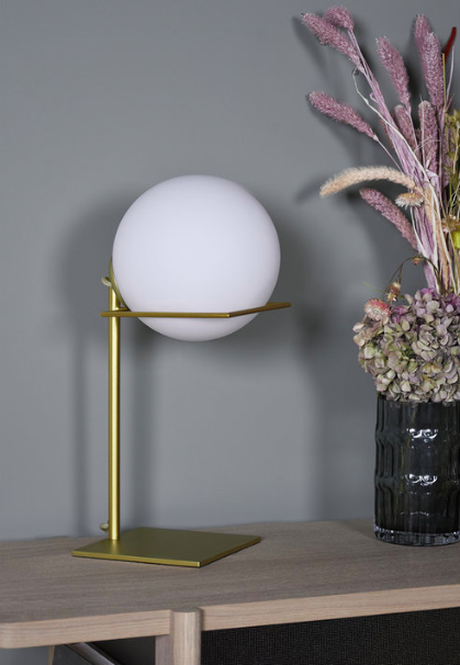 Lampe à poser GIN en acier laitonné et verre soufflé opaline par Eno studio Lampe à poser GIN en acier laitonné et verre soufflé opaline par Eno studio