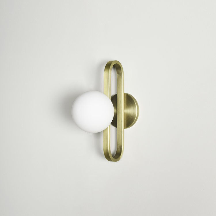 Applique murale Cime ø12 cm en acier laitonné et verre soufflé opaline par Eno studio Applique murale Cime ø12 cm en acier laitonné et verre soufflé opaline par Eno studio