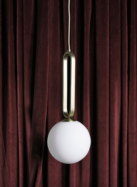 Suspension Cime ø20 cm en acier laitonné et verre soufflé opaline par Eno studio Suspension Cime ø20 cm en acier laitonné et verre soufflé opaline par Eno studio