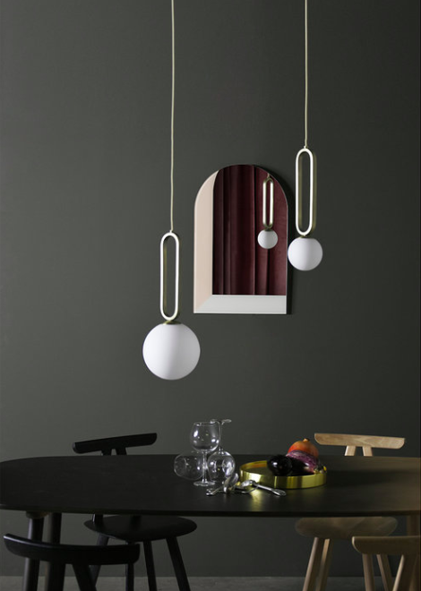 Suspension Cime ø20 cm en acier laitonné et verre soufflé opaline par Eno studio Suspension Cime ø20 cm en acier laitonné et verre soufflé opaline par Eno studio