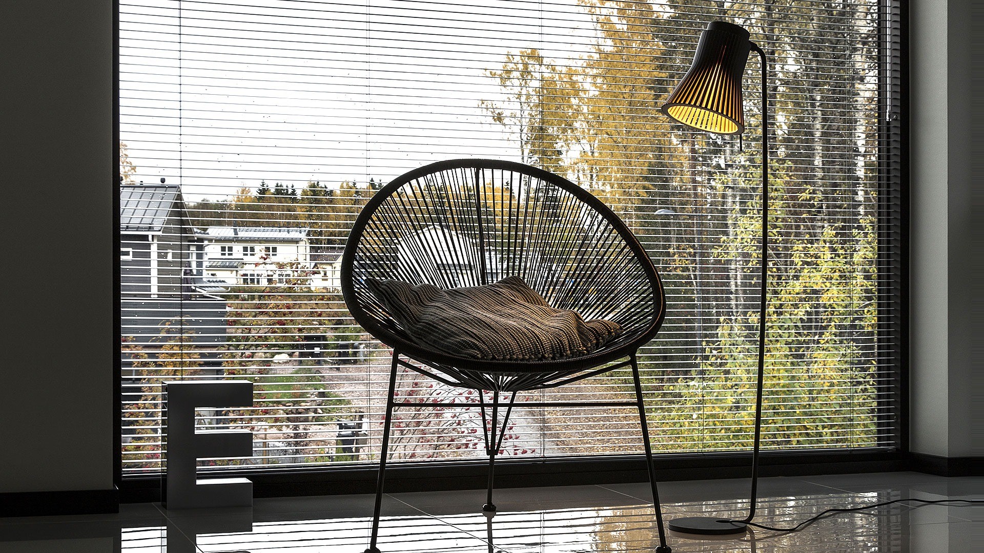 Lampadaire Petite 4610 au design scandinave en bois naturel par Seppo Koho X Secto Design Lampadaire Petite 4610 au design scandinave en bois naturel par Seppo Koho X Secto Design