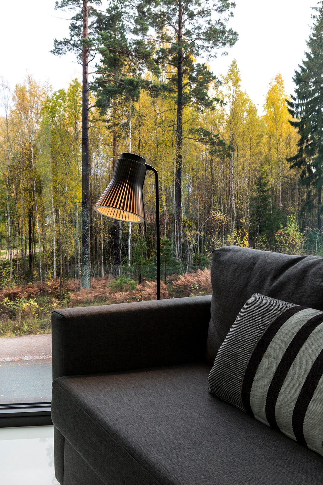 Lampadaire Petite 4610 au design scandinave en bois naturel par Seppo Koho X Secto Design Lampadaire Petite 4610 au design scandinave en bois naturel par Seppo Koho X Secto Design