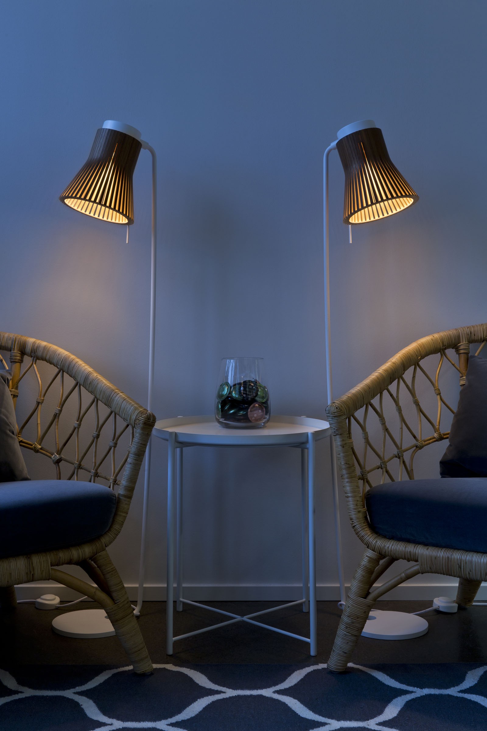 Lampadaire Petite 4610 au design scandinave en bois naturel par Seppo Koho X Secto Design Lampadaire Petite 4610 au design scandinave en bois naturel par Seppo Koho X Secto Design
