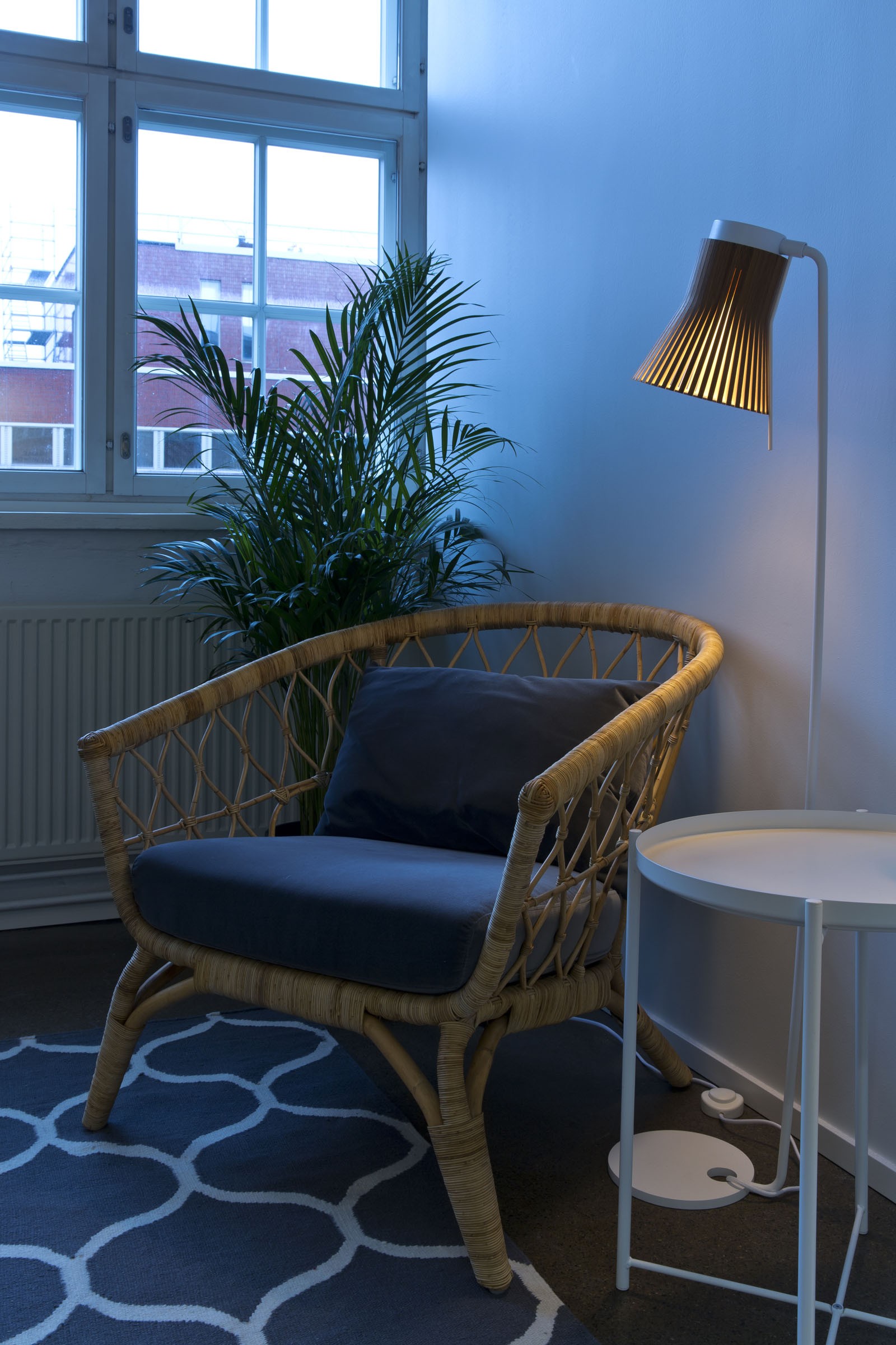 Lampadaire Petite 4610 au design scandinave en bois naturel par Seppo Koho X Secto Design Lampadaire Petite 4610 au design scandinave en bois naturel par Seppo Koho X Secto Design