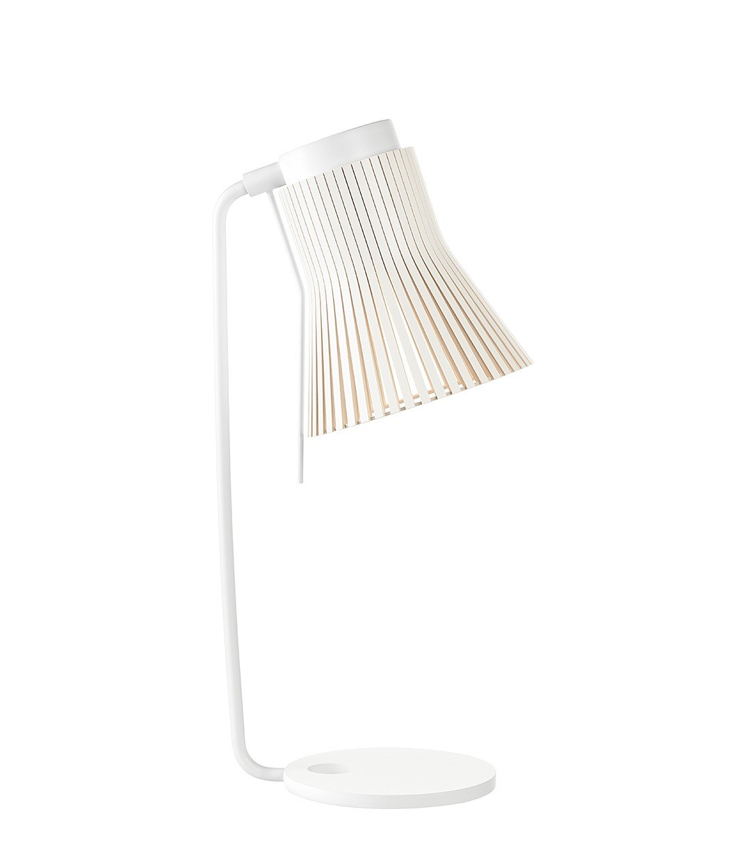 Lampe à poser Petite 4620 au design scandinave en bois naturel par Seppo Koho X Secto Design Lampe à poser Petite 4620 au design scandinave en bois naturel par Seppo Koho X Secto Design