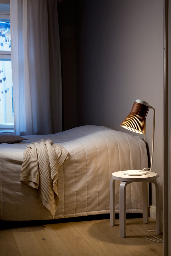 Lampe à poser Petite 4620 au design scandinave en bois naturel par Seppo Koho X Secto Design Lampe à poser Petite 4620 au design scandinave en bois naturel par Seppo Koho X Secto Design