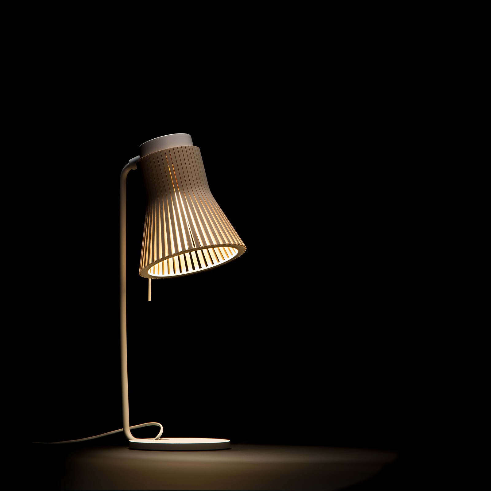Lampe à poser Petite 4620 au design scandinave en bois naturel par Seppo Koho X Secto Design Lampe à poser Petite 4620 au design scandinave en bois naturel par Seppo Koho X Secto Design