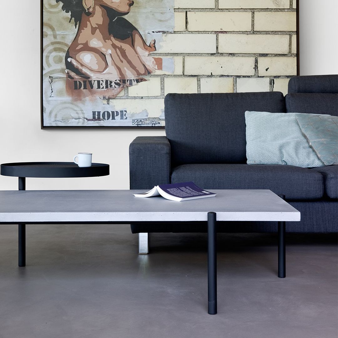 Table basse Twist avec plateau en béton et piètement métal laqué noir au style industriel par Lyon Beton