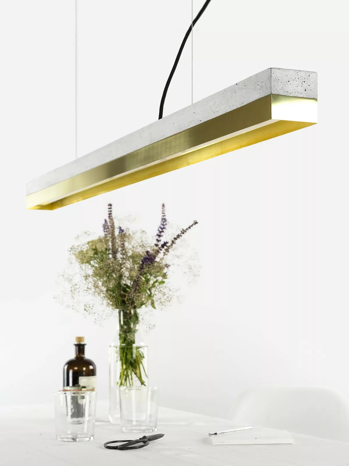 Suspension Design C1 Rectangular 122 cm Laiton en béton par Gant Light