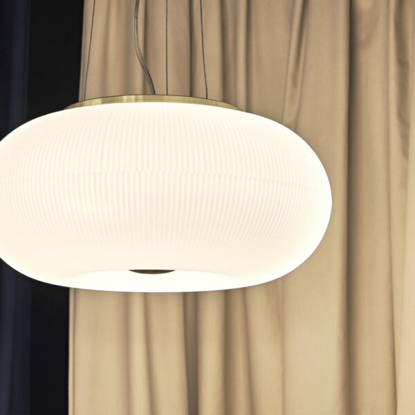 Suspension design Japonais Ø 40 cm en verre blanc soufflé au design contemporain