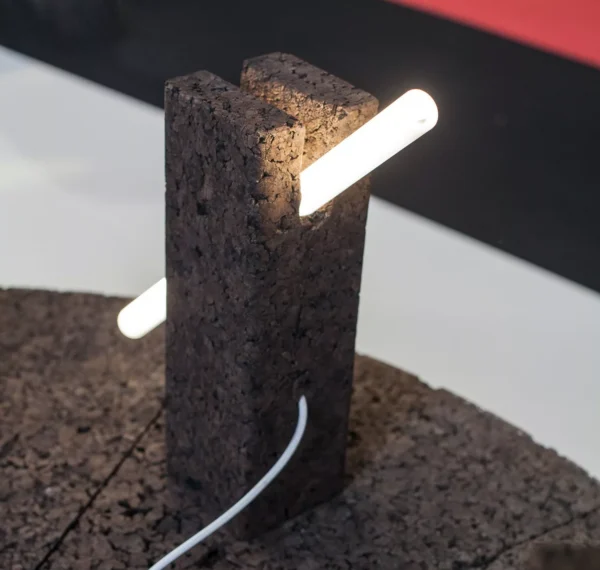 Lampe à poser en liège noir design Bollean tube