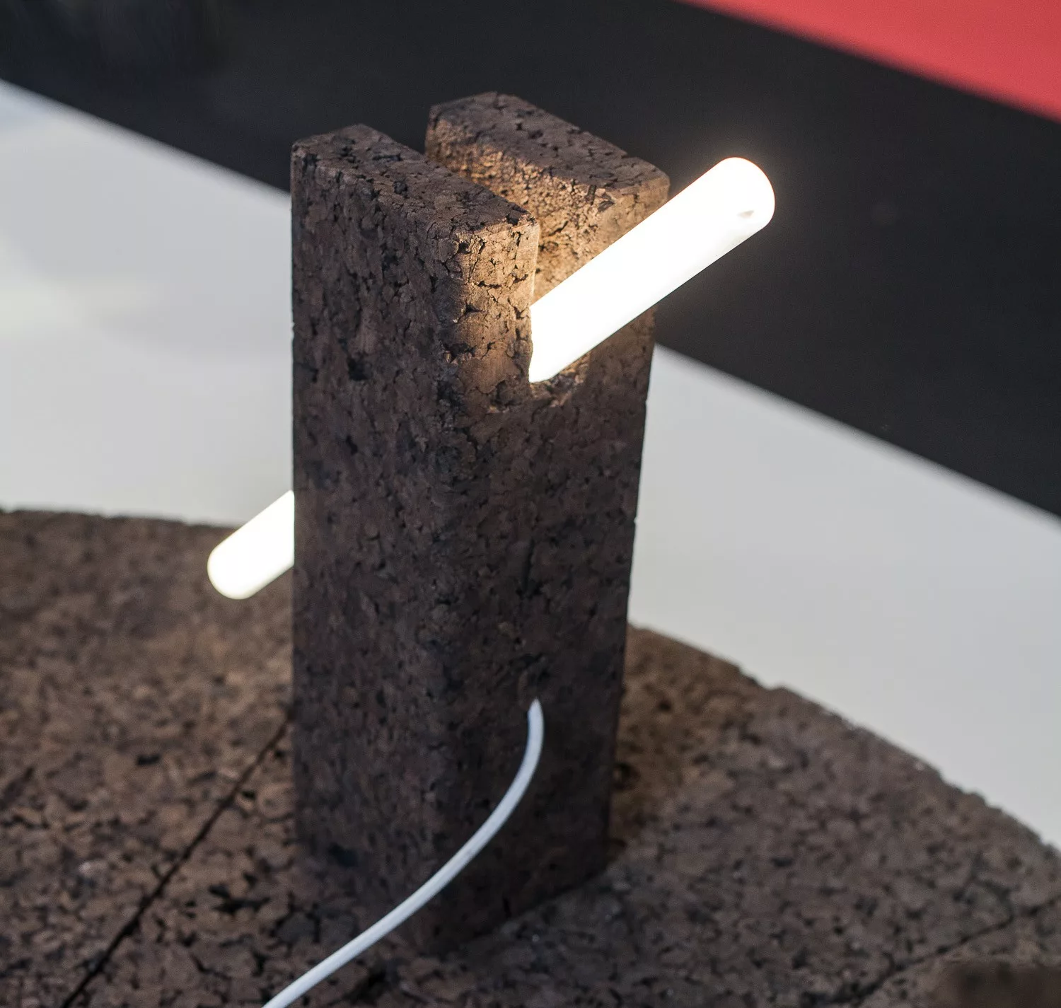 Lampe à poser en liège noir design Bollean tube