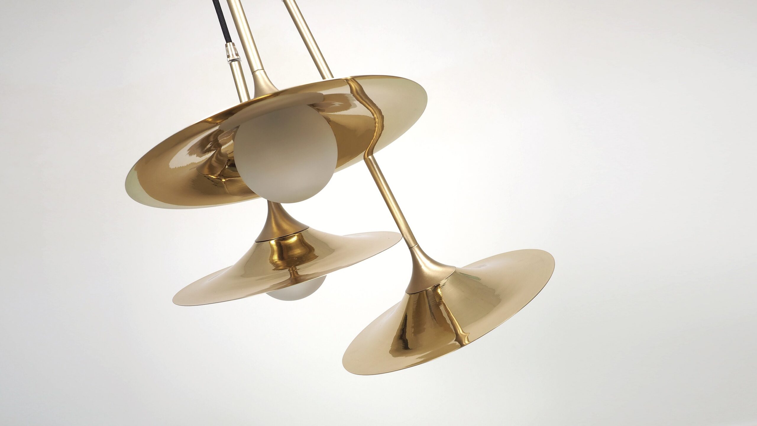 Suspension design Bullarum SS-3 avec disque en laiton au design chic et élégant Suspension design et élégante avec disque SS-3 en laiton