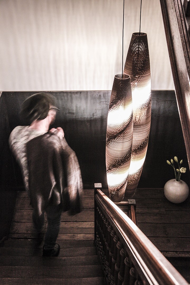 Suspension en carton Skinny spiral Ø 29 cm au design naturel par Think Paper Suspension en carton Skinny spiral Ø 29 cm au design naturel par Think Paper