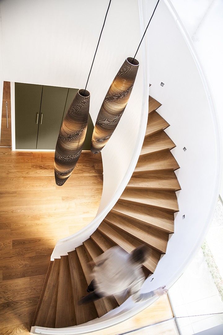 Suspension en carton Skinny spiral Ø 29 cm au design naturel par Think Paper