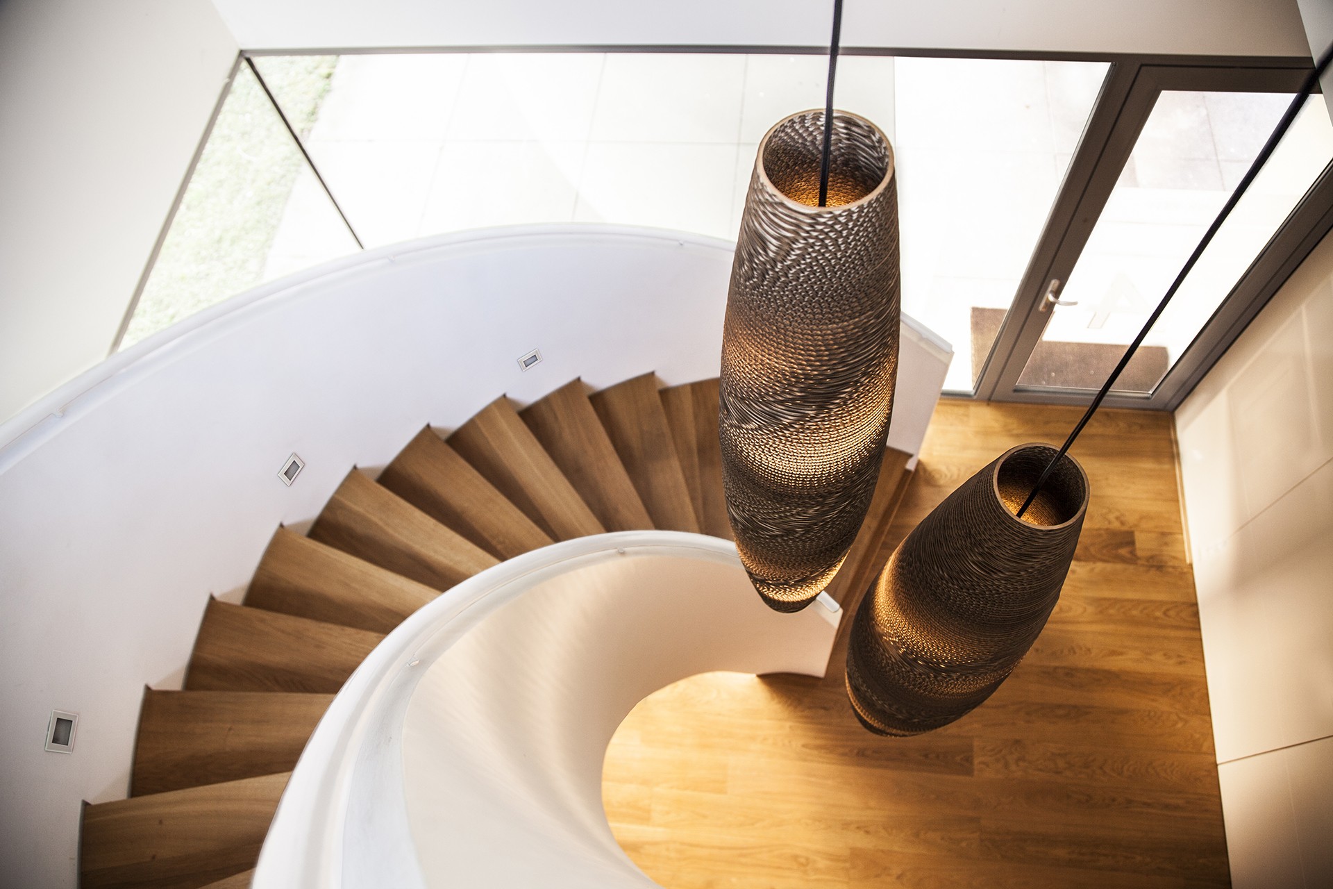 Suspension en carton Skinny spiral Ø 21 cm au design naturel par Think Paper Suspension en carton Skinny spiral Ø 21 cm au design naturel par Think Paper