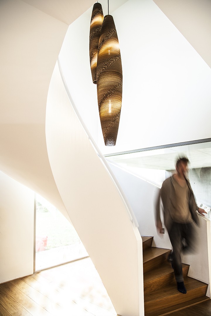 Suspension en carton Skinny spiral Ø 21 cm au design naturel par Think Paper Suspension en carton Skinny spiral Ø 21 cm au design naturel par Think Paper