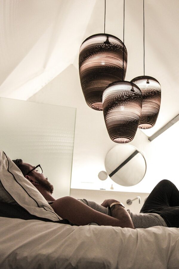 Suspension en carton Baggy Ø 29 cm au design naturel par Think Paper