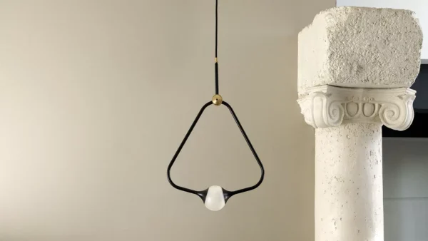 Suspension Medal en laiton au design chic et élégant