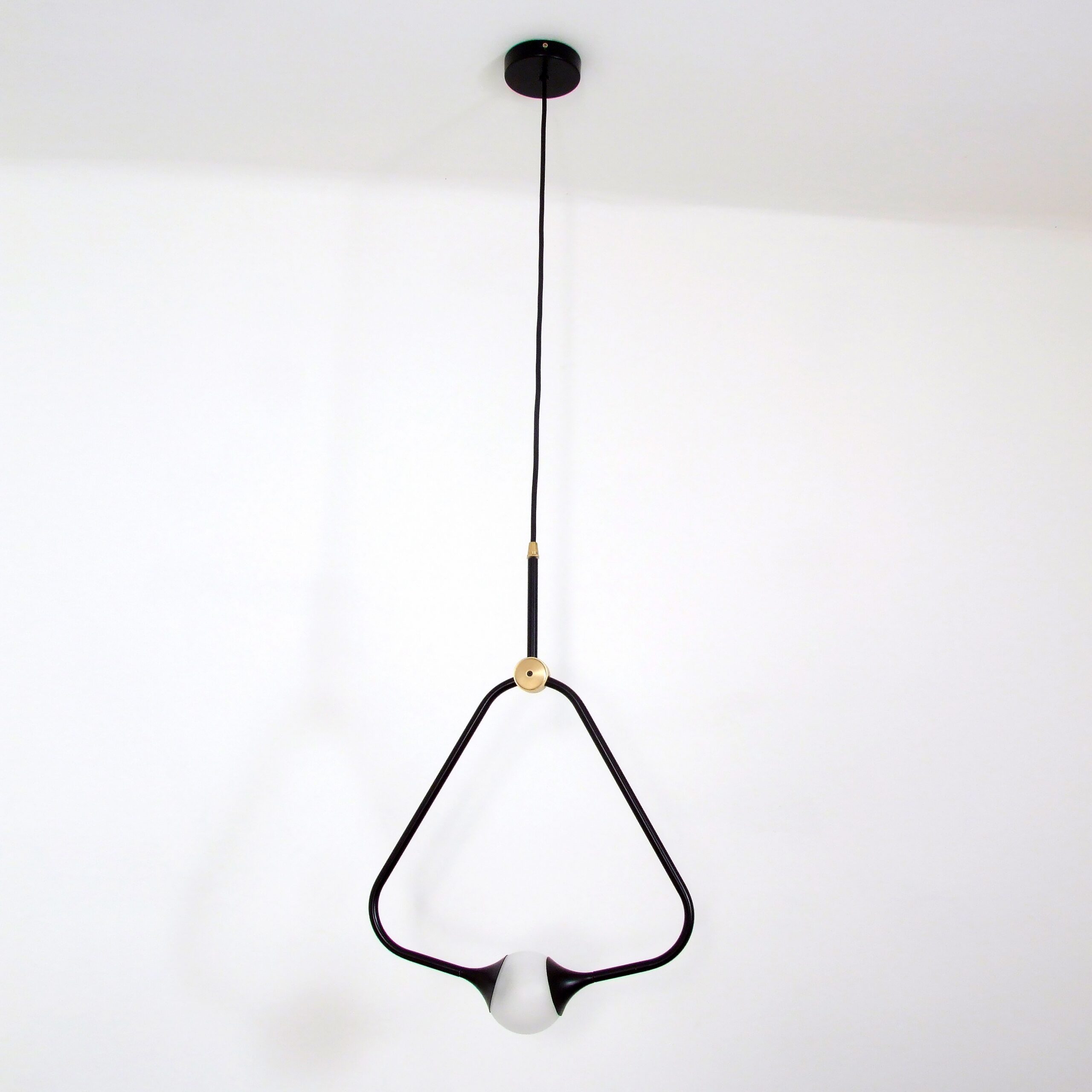 Suspension Medal Noir en laiton au design chic et élégant Suspension Medal en laiton au design chic et élégant