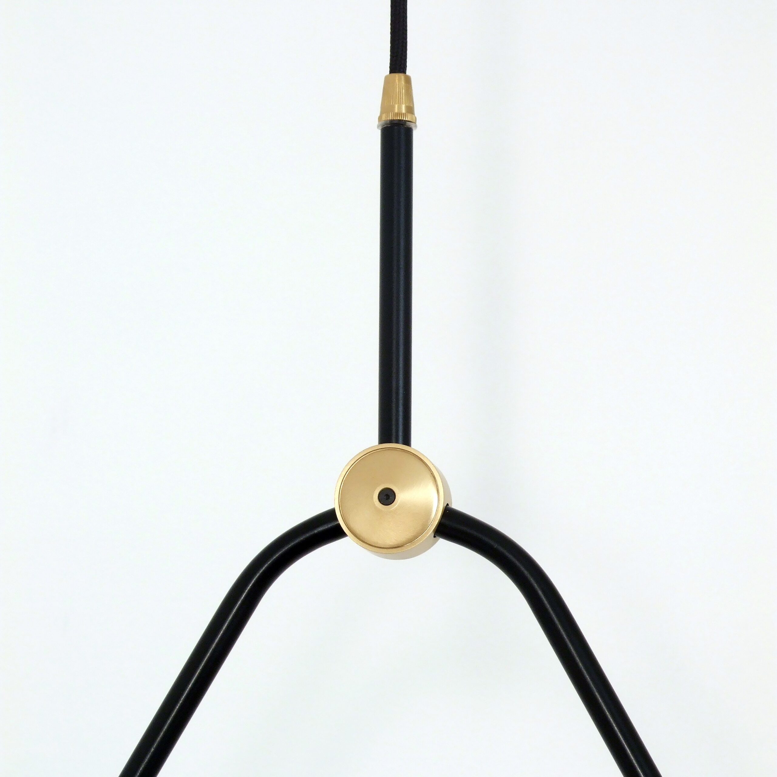 Suspension Medal Noir en laiton au design chic et élégant Suspension Medal en laiton au design chic et élégant