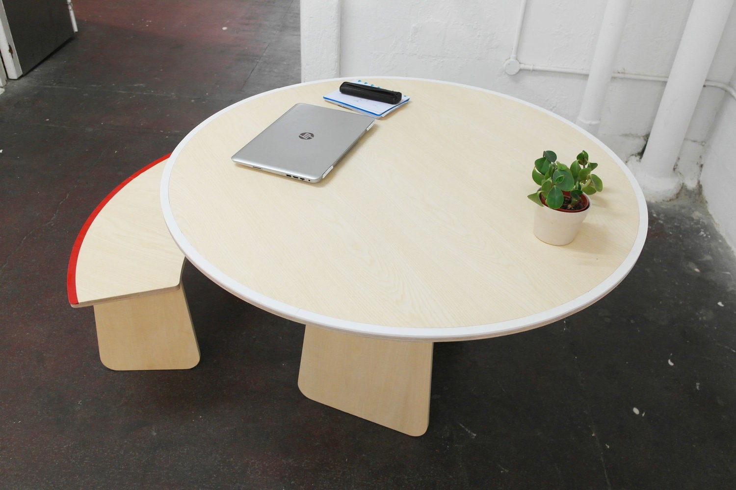 Table design Ring table au style scandinave et moderne par Rform