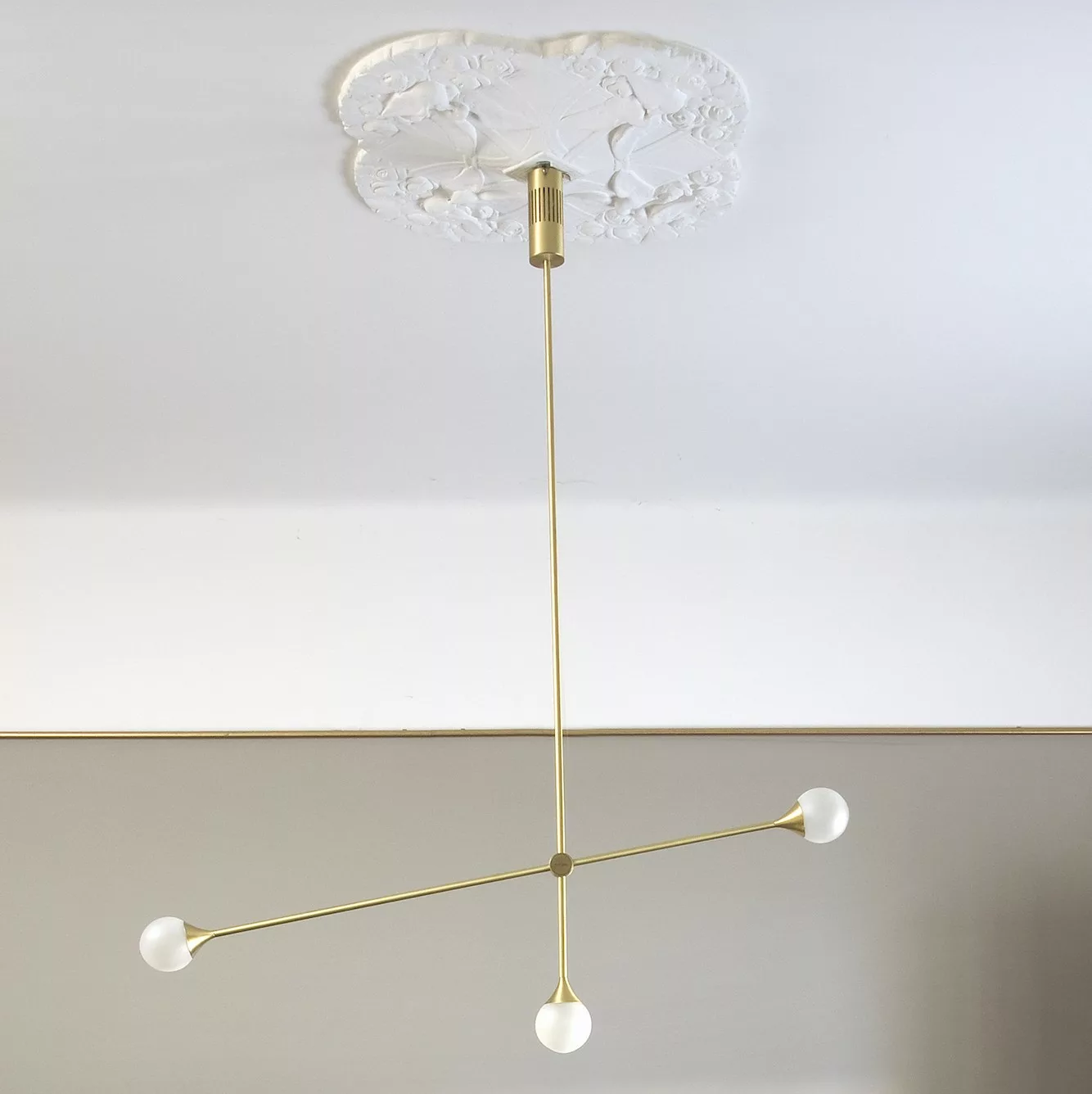 Suspension Bulluram SI-3 en laiton au design chic et élégant