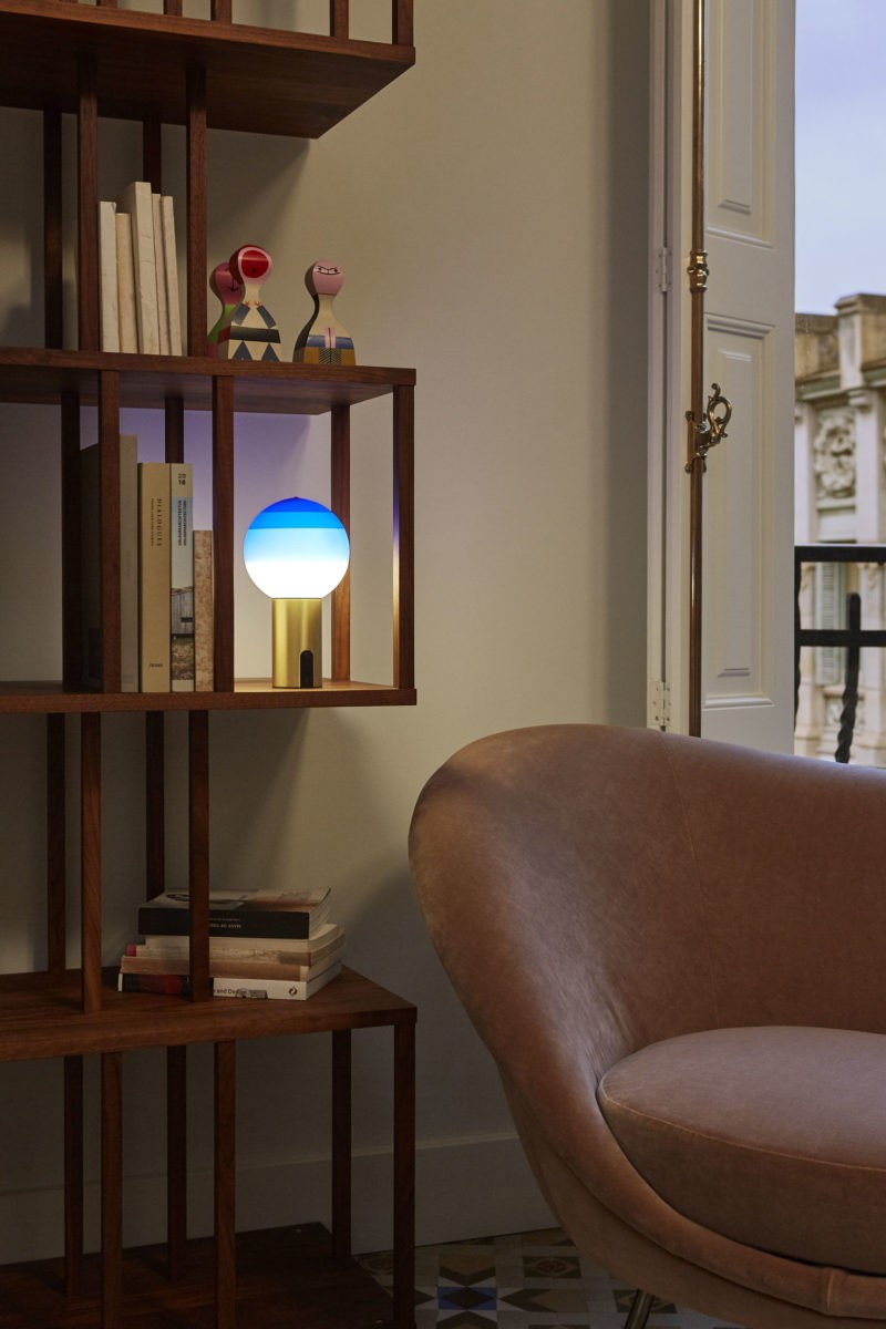 Lampe à poser portable Dipping Light Ø 12,5 cm LED en laiton par Jordi Canudas - Marset Lampe à poser portable Dipping Light Ø 12,5 cm LED en laiton par Jordi Canudas - Marset