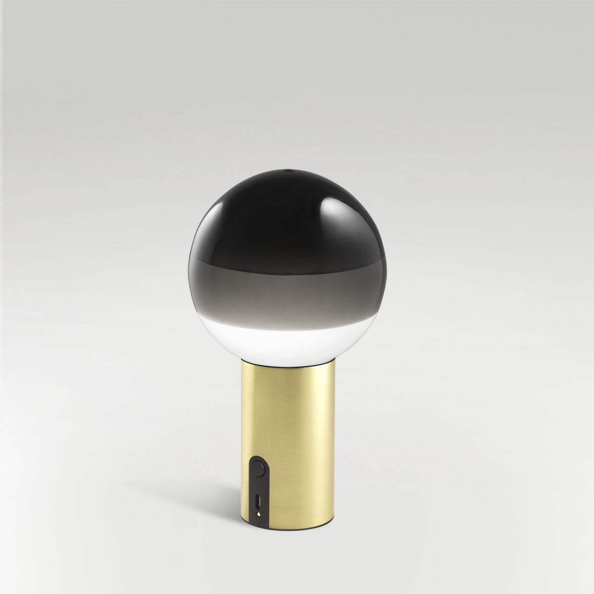 Lampe à poser portable Dipping Light Ø 12,5 cm LED en laiton par Jordi Canudas - Marset Lampe à poser portable Dipping Light Ø 12,5 cm LED en laiton par Jordi Canudas - Marset