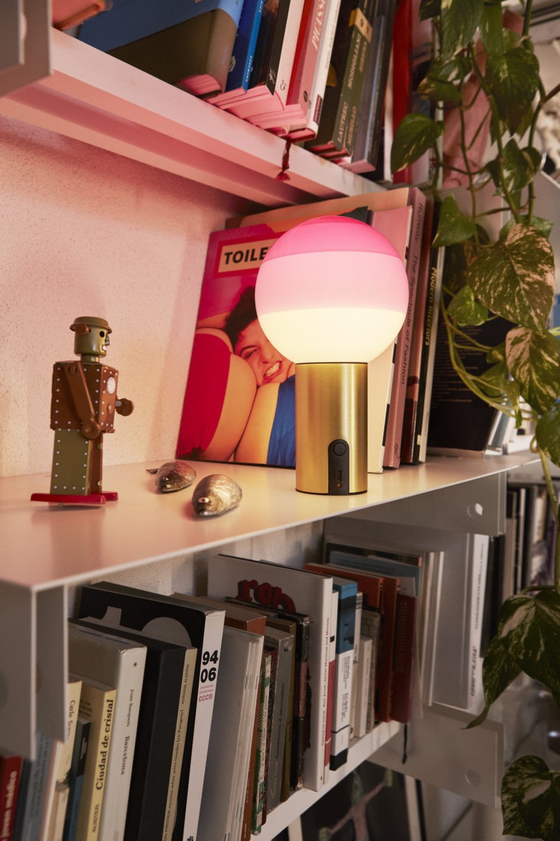 Lampe à poser portable Dipping Light Ø 12,5 cm LED en laiton par Jordi Canudas - Marset